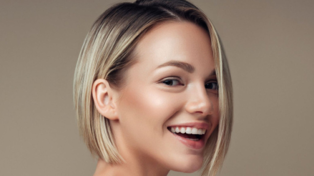 Nuovi tagli capelli ringiovanenti e tonalit&agrave; per l'inverno 2023, il biondo caramello di Rihanna e il bob pari