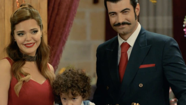 in foto Zuleyha e Demir con il piccolo Adnan.