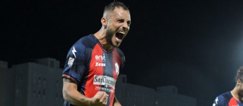 L'attaccante Guido Gomez del Crotone..