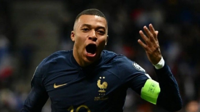Kylian Mbappé avec le maillot des Bleus (capture Twitter @panams75)