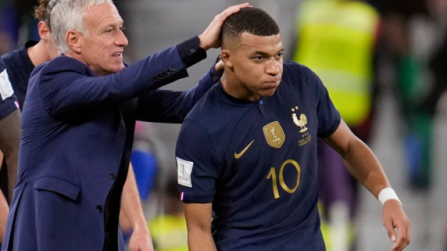 Mbappé et Deschamps avec les Bleus (capture Twitter @Actu Foot)