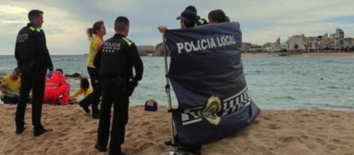 La Policía Local encontró las pertenencias de la mujer en la playa (X, @Blanes_cat)
