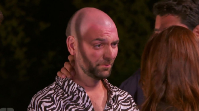 Les Cinquante : Gary désigné par Scott pour aller aux oubliettes, il fait une crise d'hystérie et agace les téléspectateurs. (Screenshot W9)
