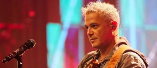 El artista interpretó 'Corazón Partío' en los Latin Grammy (Instagram, @alejandrosanz)