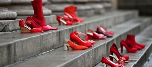 Scarpette rosse, simbolo della violenza sulle donne.