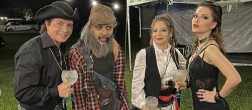Sandy posa ao lado da família durante festa (Reprodução/Instagram/@sandyoficial)