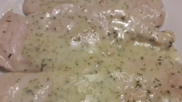 Petti di pollo in salsa chaud froid.