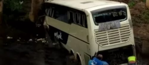 El autobús quedó debajo del puente (YouTube/Imagen Noticias)