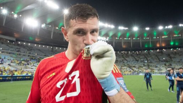 Emiliano Martinez a trollé Mbappé en célébrant le titre de l'Argentine. (crédit Twitter - @emimartinezz1)