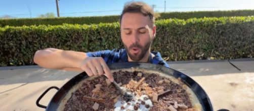 Dre Pao le puso yogur por encima a su paella (TikTok, @drepaoofficial)