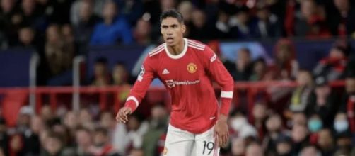 Manchester United, non solo Sancho: si valuterebbe la cessione anche di Varane.