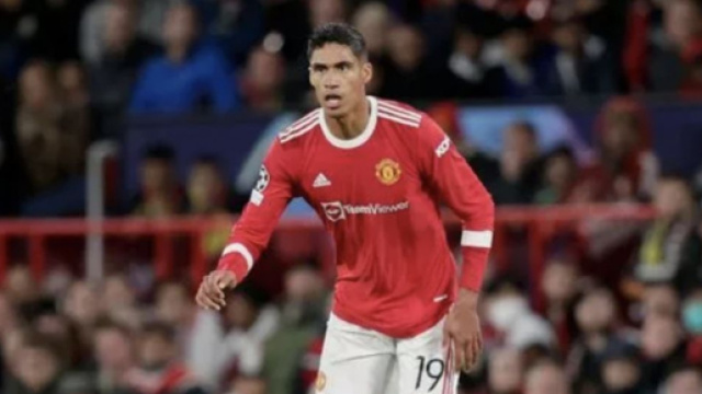 Manchester United, non solo Sancho: si valuterebbe la cessione anche di Varane.