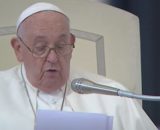 El papa Francisco le pidió al Monseñor Braida que leyera la reflexión de este domingo (Youtube, Vatican News - Español)