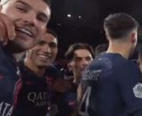Le caméraman avec les joueurs du PSG (capture Twitter @Ligue1_ENG)