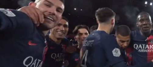 Le caméraman avec les joueurs du PSG (capture Twitter @Ligue1_ENG)
