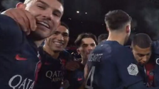 Le caméraman avec les joueurs du PSG (capture Twitter @Ligue1_ENG)