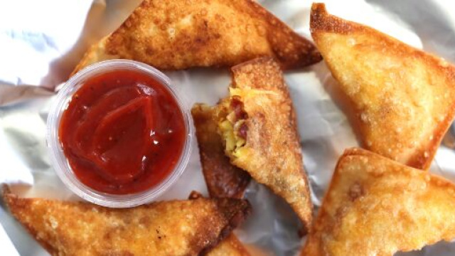 mezzelune di wonton fritti in salsa agrodolce.