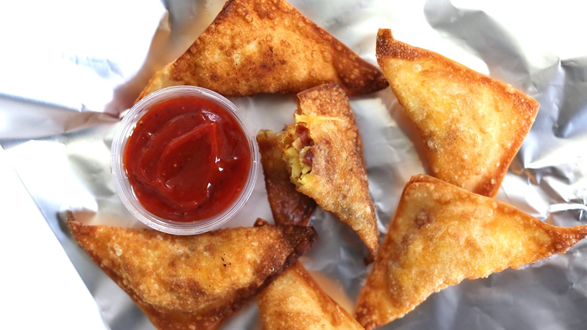 Mezzelune di wonton fritte con salsa in agrodolce, una ricetta cinese molto  glamour