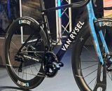 Ciclismo, Oliver Naesen: 'Rispetto alla bici BMC, la Van Rysel è più leggera e reattiva'.