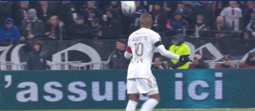 Lacazette en baisse de forme avec l'OL. (screenshot Twitter - @primevideo)