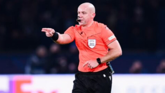 L'arbitre de PSG-Newcastle pris pour cible par les fans anglais. (screenshot Twitter - @_owurakuampofo)