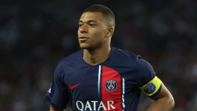 Kylian Mbappé avec le brassard de capitaine (capture Twitter @panams75)