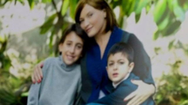 Un posto al sole, Lara Martinelli (Chiara Conti) assieme a due bambini