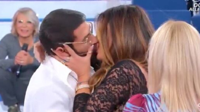 Uomini e donne, Roberta sul bacio con Gianni: 'Non me lo aspettavo, è stato piacevole'.