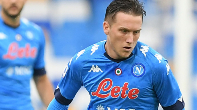 Zielinski con la maglia del Napoli.