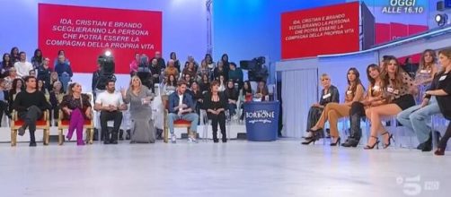 Cambio palinsesti Mediaset 8 dicembre: Uomini e donne si ferma, La Promessa alle 14:45.