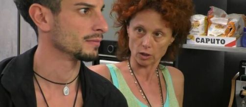 GF, Garibaldi provoca Beatrice Luzzi sul lavaggio dei piatti, lei: 'Sei squallido'.