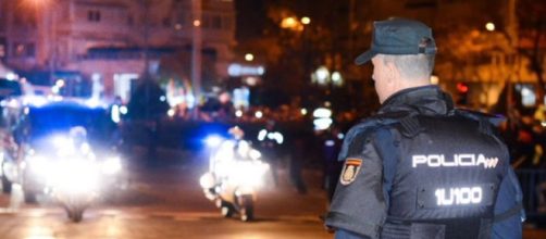 Los dos agentes denunciados por entrar en un domicilio con la ayuda de un ariete han sido eximidos (Instagram @policianacional)