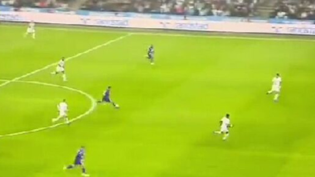Yusuf Yasici dans ses œuvres (capture Twitter Canal+)
