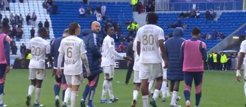 Les joueurs de l'OL mal reçus par leurs fans après le nul contre Metz. (screenshot Twitter - @LeProgresOL)