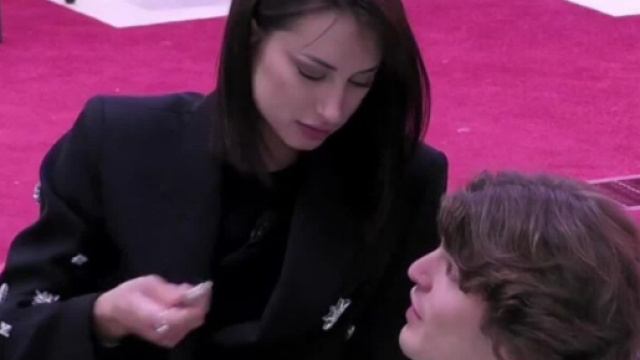 GF, Beatrice commenta il mancato bacio tra Paolo e Letizia: 'A lei lui non piace'.