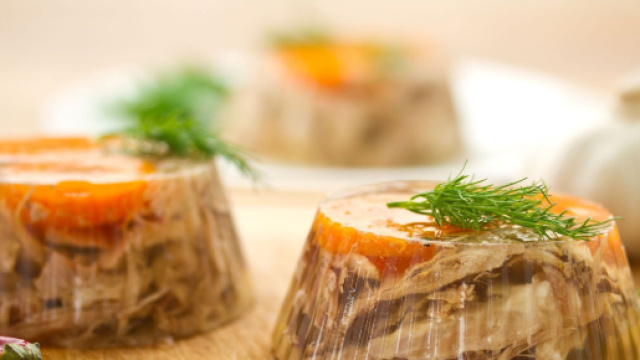 Gelatina di brodo, ottima per conservare le carni.
