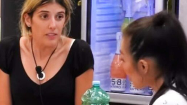 GF, Giselda a Rosy Chin: 'Sembra che sei qua solo per cucinare' (Video).