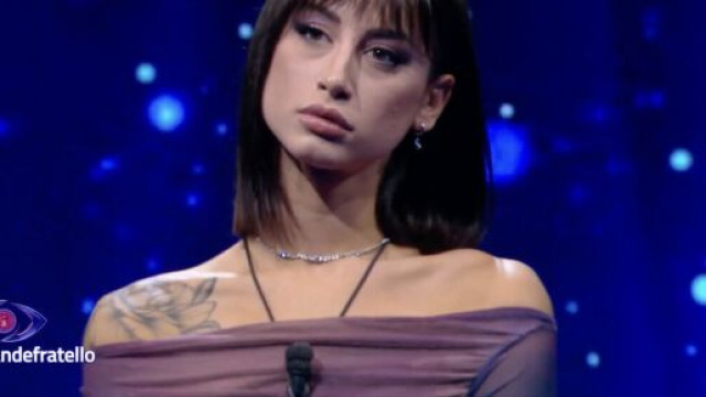 GF, Letizia su Masella: 'Dicono che lo devo baciare entro la puntata, stiamo scherzando?'.