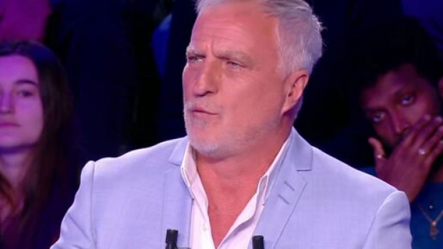 David Ginola en colère sur le plateau du CFC. (screenshot Twitter - @Canal+)