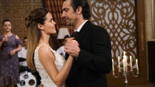 Terra amara, cosa succede nel 2024 : Zuleyha si innamora di Hakan e accetta il matrimonio.