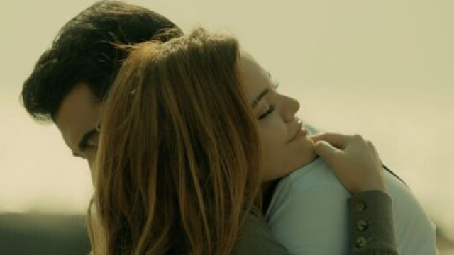 Terra amara, puntata 8 novembre: Demir e Zuleyha passeggiano romanticamente in spiaggia.