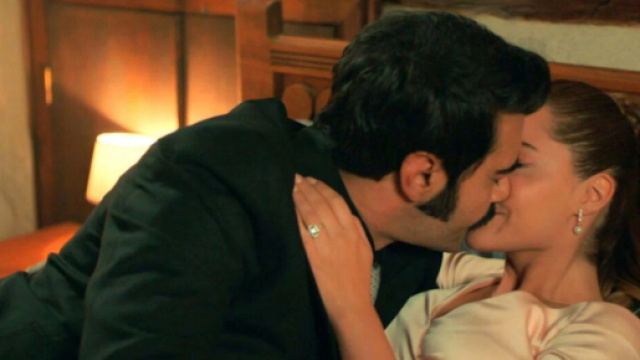 Terra amara, anticipazioni 20-21 novembre: Demir capisce di essere ancora innamorato di Altun.