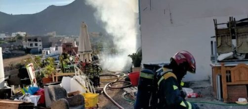 Detenido un hombre por intentar asesinar a su expareja quemando la casa (Bomberos de Tenerife)