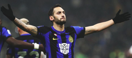 La Lega di Serie A festeggia il rigore di Calhanoglu, i tifosi della Juve: 'Inesistente'.