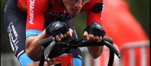 Ciclismo, l'Uci proibirà di inclinare le leve dei freni: 'Limita la capacità frenante'