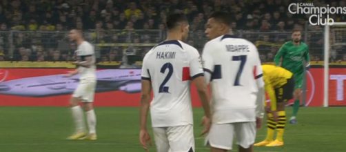 Hakimi et Mbappé pas sur la même longueur d'ondes lors de Dortmund-PSG. (screenshot Twitter - @canal+)