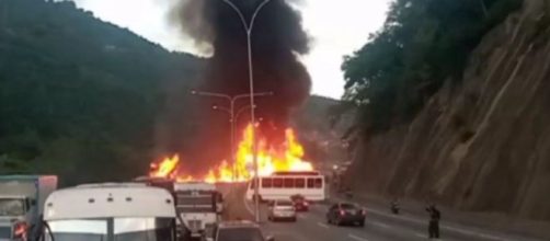Un autobus tambien comenzó a arder después que un camión embistió al grupo de vehículos (X, @RCamachoVzla)