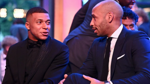 Kylian Mbappé aux côtés de Thierry Henry (screenshot Twitter - @le10sport)