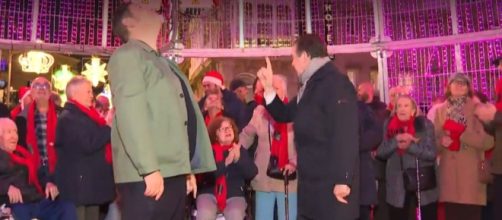 Los taxistas de Vigo llevan a los ancianos a ver las luces de Navidad (Captura pantalla/Mediaset)