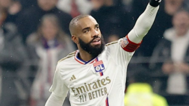 Lacazette amer envers Didier Deschamps. (screenshot Twitter @footballogue"